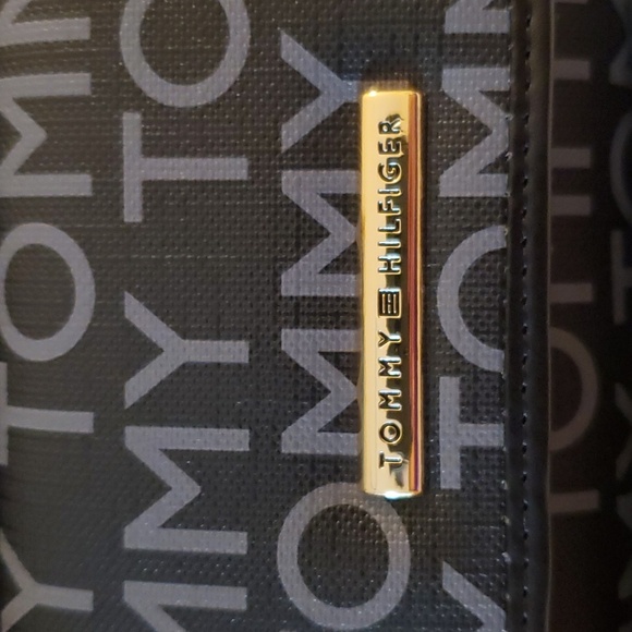 New in box authentic women's Tommy Hilfiger leather wallet - Picture 4 of 15